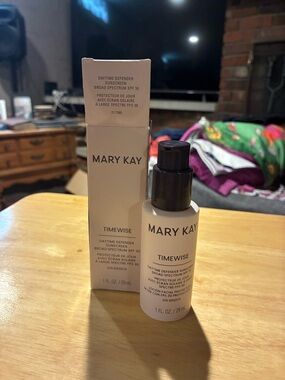 Mary Kay TimeWise Daily Primer - Cream and Black Pump
